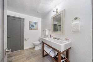 Dusj, hårføner og håndklær