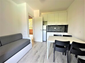 Apartamento, 1 habitación, balcón, vistas al jardín | Comedor