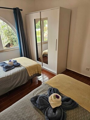 Iron/ironing board, Internet, bed sheets