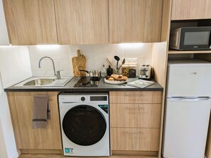 Fridge, microwave, stovetop, electric kettle