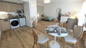 Un appartement moderne comprenant une cuisine, un coin repas et un salon.