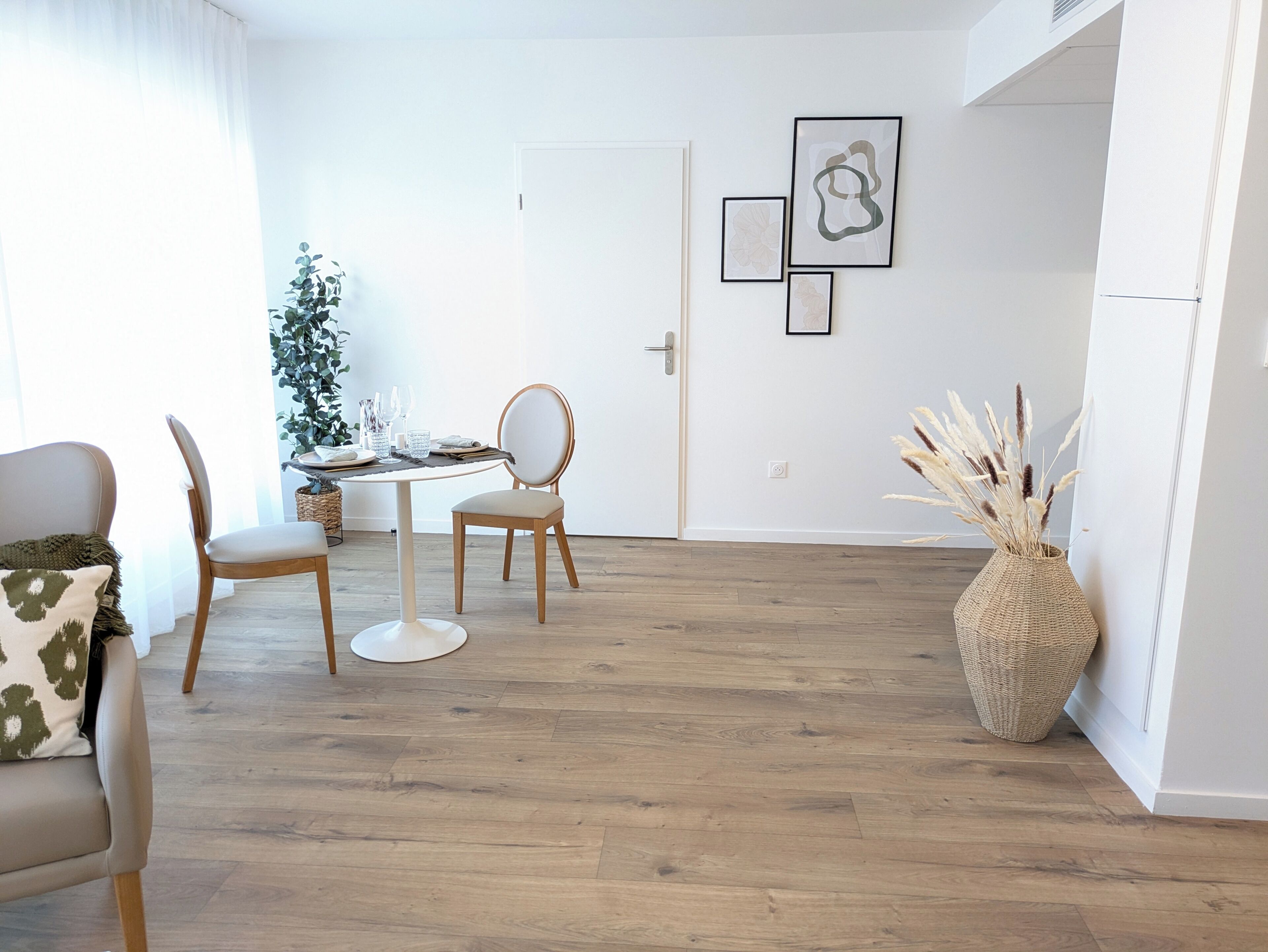 Classic Studio | Living area | 80-cm TV with digital channels