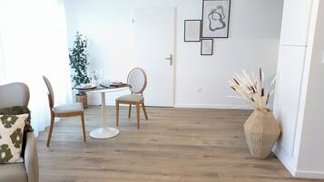 Klassieke studio | Woonruimte | Een 80-cm televisie met digitale zenders