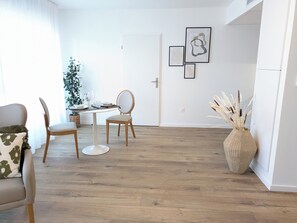 经典开间 | 起居区 | 80-厘米电视（配备数码频道）