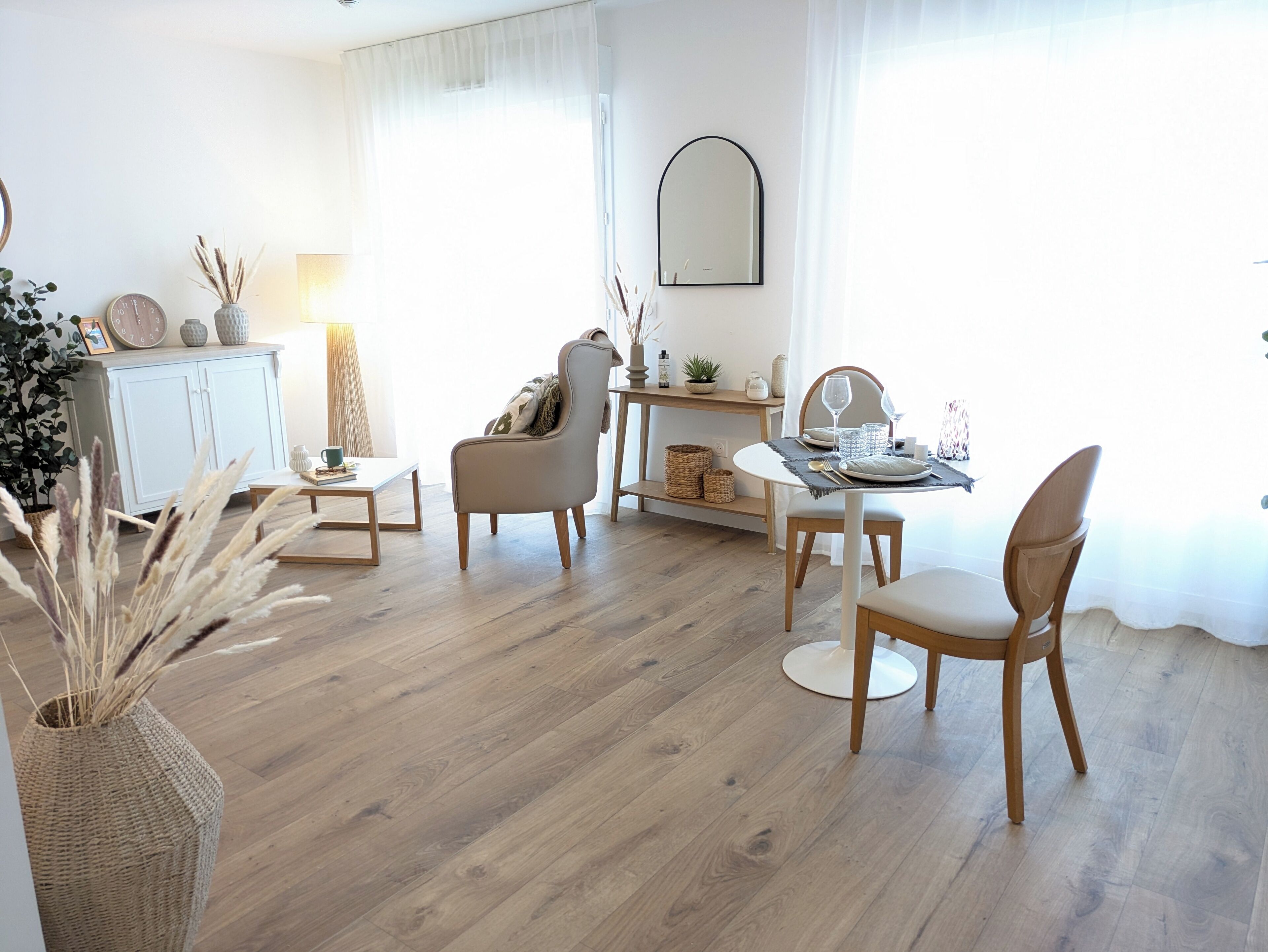 クラシック スタジオ | リビング エリア | 80 cmのテレビ (デジタル放送視聴可)