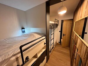 WiFi, bed sheets