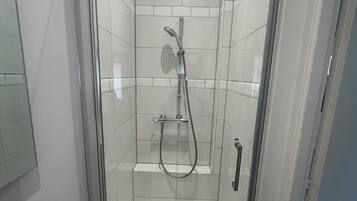 SĂšche-cheveux, serviettes fournies, papier toilette