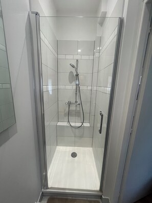 مجففات شعر، مناشف، ورق حمّام