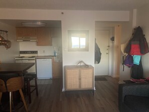 Microondas, horno, placa de cocina, lavavajillas