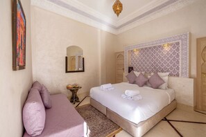 خزنة داخل الغرفة وواي فاي مجانًا