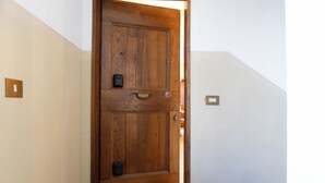 Une porte en bois avec une poignée et une serrure.