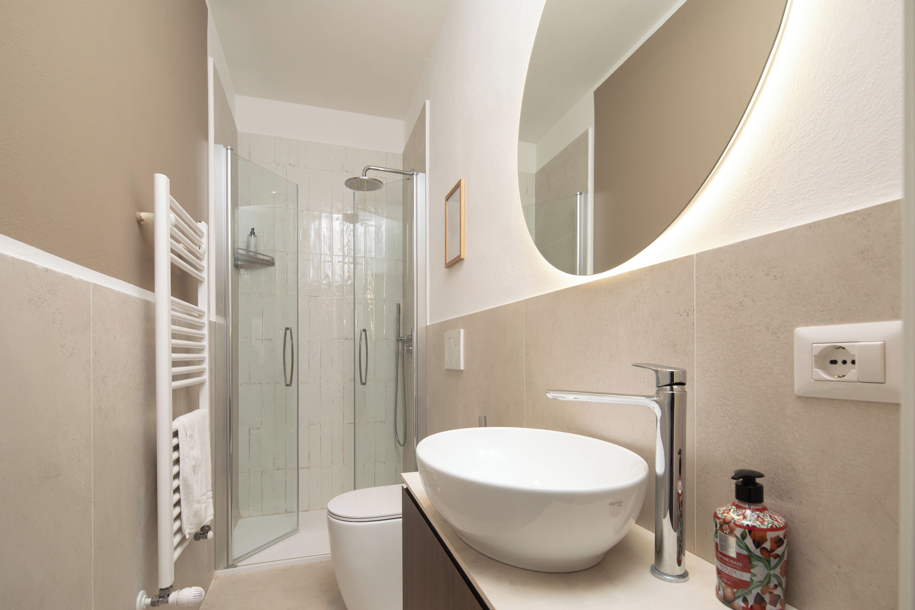 Dusche, Haartrockner, Bidet, Handtücher