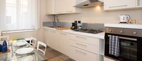 Fridge, oven, stovetop, dishwasher