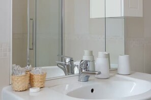 Suihku, hiustenkuivaaja, bidee, pyyhkeet