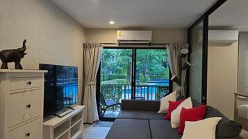 Apartment, Balkon, Poolblick | Wohnbereich