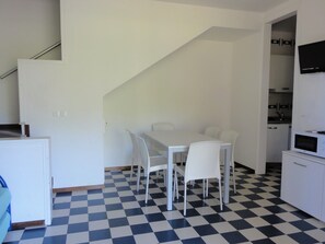 Vila, 3 quartos, sacada | Sala de jantar