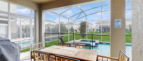 Een verwarmd zwembad