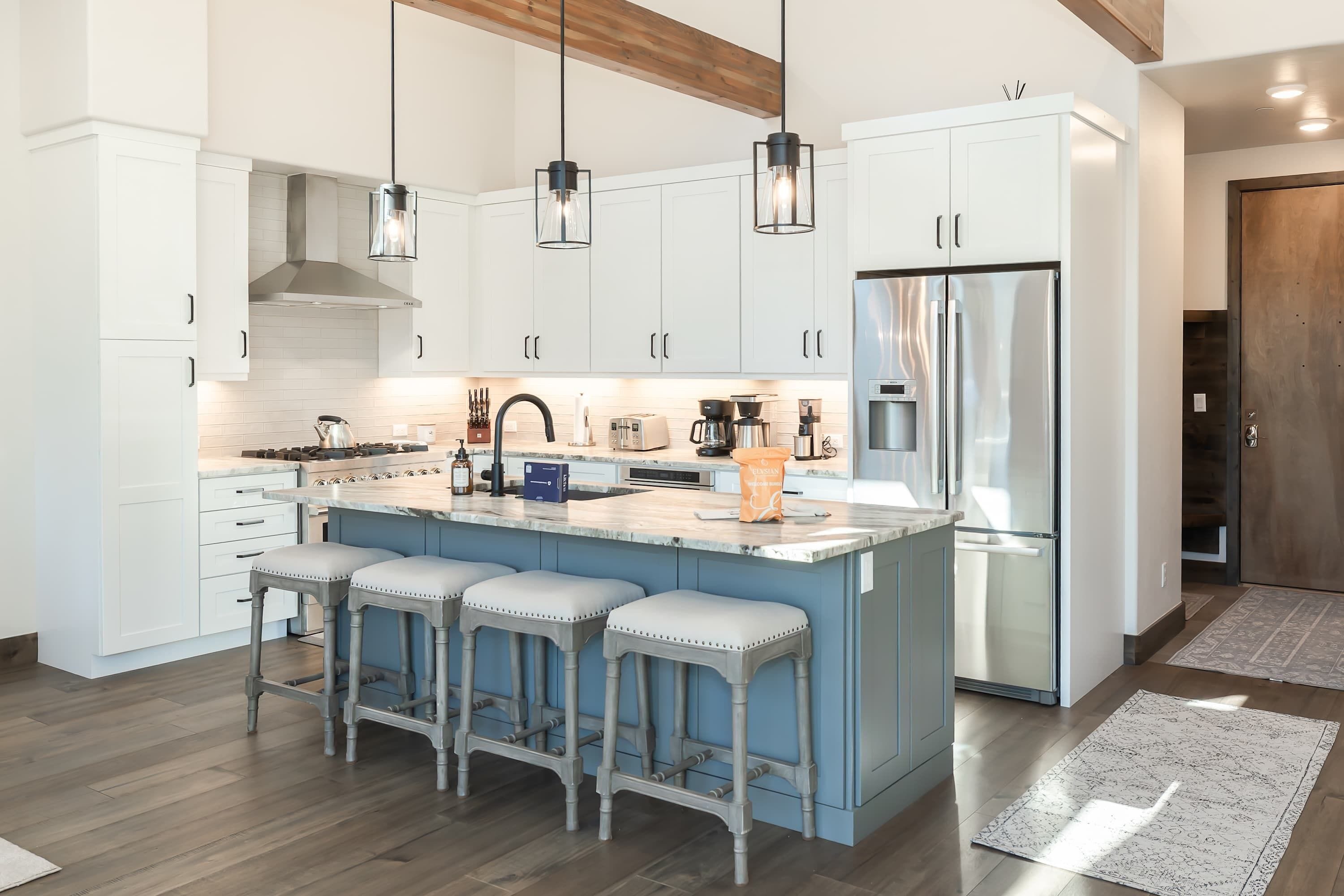 Jääkaappi, mikroaaltouuni, uuni, liesi