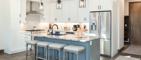 Refrigerador, microondas, horno y parrilla de estufa