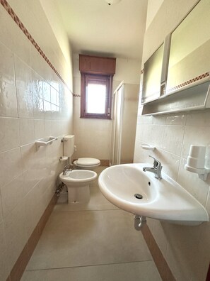 Appartement, 1 chambre, balcon | Salle de bain