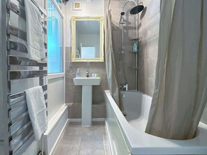 Douche, sèche-cheveux, serviettes fournies, shampoing