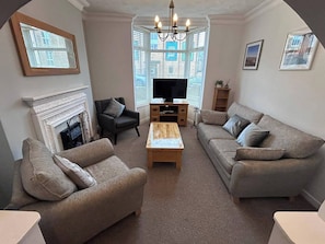 TV, fireplace - Family-friendly Cosy Home With a Spacious Garden (Swansea)