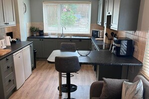 Kjøleskap, mikrobølgeovn, ovn og kokeplater