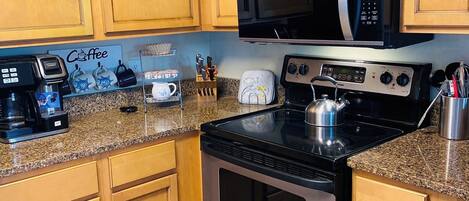 Microondas, horno, placa de cocina y lavavajillas