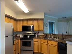 Mikrobølgeovn, ovn, kokeplater og oppvaskmaskin