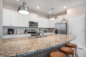 Kjøleskap, mikrobølgeovn, ovn og oppvaskmaskin