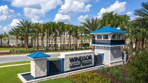 Señal para el Windsor Island Resort, con una estructura de techo azul y palmeras al fondo.