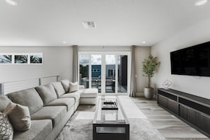 TV - Modern 2-Story Loft w/ Pool Table – Near Disney (Kissimmee)