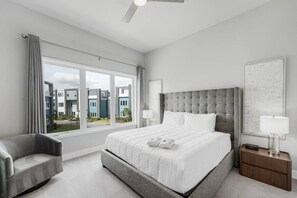 5 bedrooms, iron/ironing board, Internet, bed sheets - Modern 2-Story Loft w/ Pool Table – Near Disney (Kissimmee)