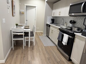 ميكروويف، فرن، موقد طهي مسطح، غسالة أطباق