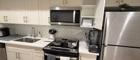 Een microgolfoven, een oven, een kookplaat, een vaatwasser