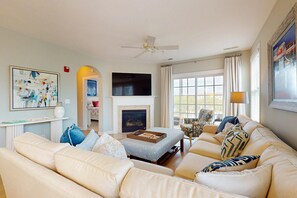 Een televisie en een open haard