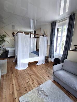 1 bedroom, WiFi, bed sheets - Le Bali Zen, studio with jacuzzi (Charavines)