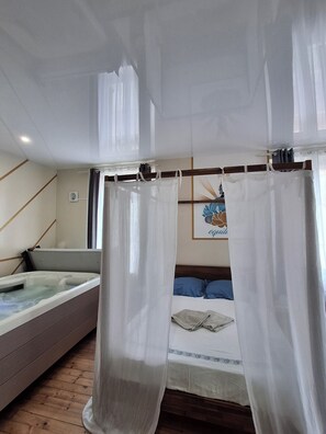 1 bedroom, WiFi, bed sheets - Le Bali Zen, studio with jacuzzi (Charavines)