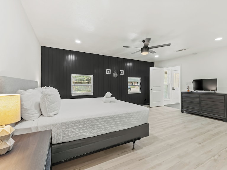 Spacious 4 Bedroom Family Retreat In The Heart Of Mckinney, Tx - McKinney, TX