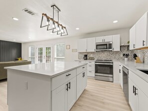 ثلاجة، ميكروويف، فرن، موقد طهي مسطح