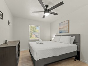 4 chambres, fer et planche à repasser, lit de bébé portatif, Wi-Fi