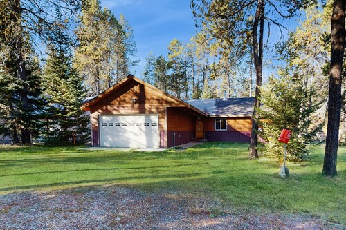 Cozy pet-friendly retreat with enclosed yard, a mile from Lake Cascade, WiFi