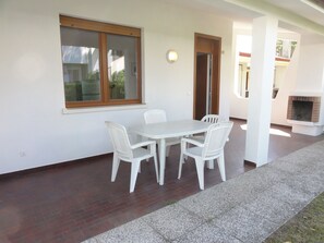 Villa, 2 slaapkamers, terras, uitzicht op tuin | Dineerruimte
