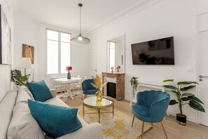 Apartment, Courtyard View | Living area | 32-inch Smart TV with cable channels, Netflix, streaming services - Merveil Family Suite - Wagram (Paris)