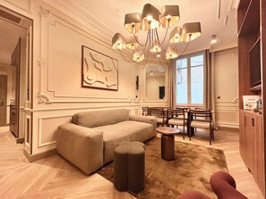 Apartment, Courtyard View | Living area | 32-inch Smart TV with cable channels, Netflix, streaming services - Merveil Luxury Suite - Wagram. (Paris)
