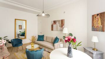 Appartement, vue cour intérieure | Coin séjour | TV connectée, Netflix, services de streaming, espaces bureaux