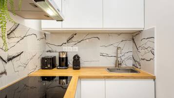 Appartement, vue cour intérieure | Cuisine privée | Réfrigérateur, micro-ondes, plaque de cuisson, grille-pain