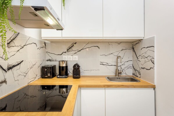 Appartement, vue cour intérieure | Cuisine privée | Réfrigérateur, micro-ondes, plaque de cuisson, grille-pain