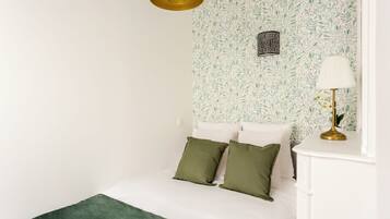 Appartement, vue cour intérieure | Literie hypoallergénique, surmatelas, décoration personnalisée