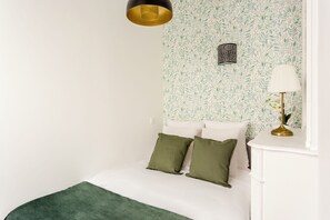 Appartement, vue cour intérieure | Literie hypoallergénique, surmatelas, décoration personnalisée